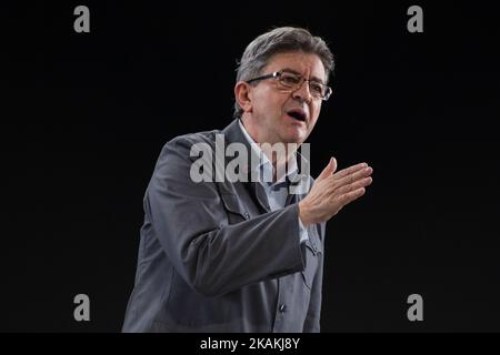 Jean-luc Melenchon, Anführer von „France Insoumise“ („rebellisches Frankreich auf englisch – äußerste Linke Seite), gibt während seines Treffens zu den französischen Präsidentschaftswahlen in Lyon am Sonntag, dem 5.. Februar 2017, eine Erklärung ab. Rund 12 000 Personen unterstützen das Treffen. Es war das erste Mal in Frankreich, dass ein Politiker in der gleichen Zeit in Lyon und Paris dank Hologramm-Technologie ein Treffen gibt. (Foto von Michaud Gael/NurPhoto) *** Bitte nutzen Sie die Gutschrift aus dem Kreditfeld *** Stockfoto