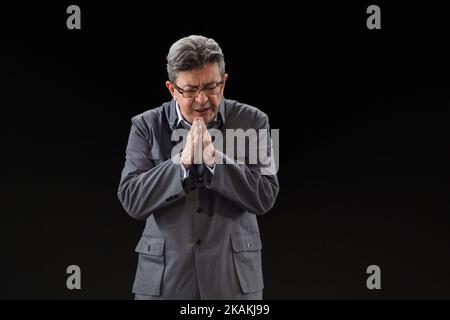 Jean-luc Melenchon, Anführer von „France Insoumise“ („rebellisches Frankreich auf englisch – äußerste Linke Seite), gibt während seines Treffens zu den französischen Präsidentschaftswahlen in Lyon am Sonntag, dem 5.. Februar 2017, eine Erklärung ab. Rund 12 000 Personen unterstützen das Treffen. Es war das erste Mal in Frankreich, dass ein Politiker in der gleichen Zeit in Lyon und Paris dank Hologramm-Technologie ein Treffen gibt. (Foto von Michaud Gael/NurPhoto) *** Bitte nutzen Sie die Gutschrift aus dem Kreditfeld *** Stockfoto