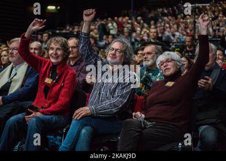 Anhänger und Millitanten von 'France Insoumise' singen beim Treffen von Jean-Luc Melenchon (Linkspartei) zu den französischen Präsidentschaftswahlen in Lyon am Sonntag, dem 5.. Februar 2017, politischen Slogging. (Foto von Michaud Gael/NurPhoto) *** Bitte nutzen Sie die Gutschrift aus dem Kreditfeld *** Stockfoto
