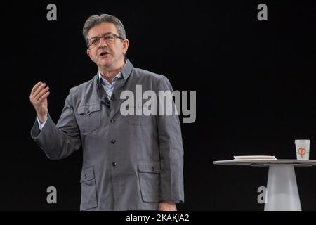 Jean-luc Melenchon, Anführer von „France Insoumise“ („rebellisches Frankreich auf englisch – äußerste Linke Seite), gibt während seines Treffens zu den französischen Präsidentschaftswahlen in Lyon am Sonntag, dem 5.. Februar 2017, eine Erklärung ab. Rund 12 000 Personen unterstützen das Treffen. Es war das erste Mal in Frankreich, dass ein Politiker in der gleichen Zeit in Lyon und Paris dank Hologramm-Technologie ein Treffen gibt. (Foto von Michaud Gael/NurPhoto) *** Bitte nutzen Sie die Gutschrift aus dem Kreditfeld *** Stockfoto