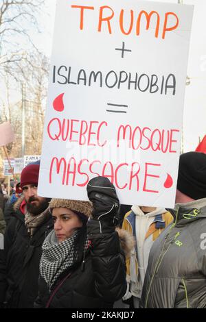 Die Kanadier halten während einer Kundgebung gegen Rassismus und Islamophobie in Toronto, Kanada, am 4. Februar 2017 Schilder auf, in denen Präsident Donald Trump (für den Hass, der zu den Schüssen auf die Moschee von Quebec führte) beschuldigt wird. Die Kanadier versprachen Solidarität mit den Opfern der Schüsse auf die Moschee in Quebec City, die am 29. Januar 2017 stattfand, als ein Schütze das Feuer auf das Islamische Kulturzentrum eröffnete und sechs Menschen tötete. (Foto by Creative Touch Imaging Ltd./NurPhoto) *** Bitte nutzen Sie die Gutschrift aus dem Kreditfeld *** Stockfoto