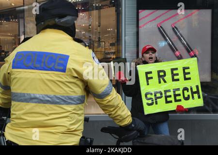 Die Polizei hält eine iranische Frau mit einer Kopie des Quran und einem Schild mit der Aufschrift „freie Rede“ ab, während sie antimuslimische Rhetorik über Muslime schreit, die am 04. Februar 2017 in der Innenstadt von Toronto, Ontario, Kanada Terroranschläge planen. (Foto by Creative Touch Imaging Ltd./NurPhoto) *** Bitte nutzen Sie die Gutschrift aus dem Kreditfeld *** Stockfoto