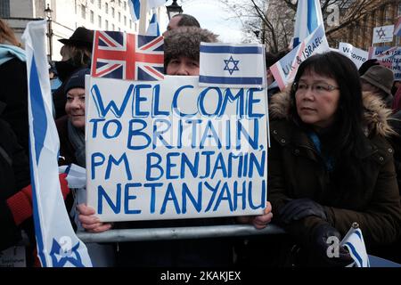 Die Polizei hält Pro- und Anti-israelische Demonstranten auseinander, als der israelische Premierminister Benjamin Netanjahu am 6. Februar 2017 in London, Großbritannien, das Vereinigte Königreich besucht (Foto von Jay Shaw Baker/NurPhoto) *** Bitte nutzen Sie die Gutschrift aus dem Credit Field *** Stockfoto