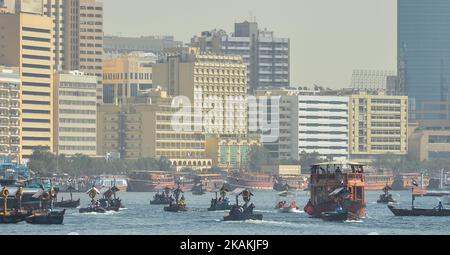Eine allgemeine Ansicht des Schiffsverkehrs auf dem Dubai Creek. Am Montag, den 6. Februar 2017, in Dubai, VAE. (Foto von Artur Widak/NurPhoto) *** Bitte nutzen Sie die Gutschrift aus dem Kreditfeld *** Stockfoto