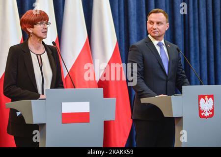 Der Präsident Polens, Andrzej Duda, und die Ministerin für Arbeit und Sozialpolitik, Elzbieta Rafalska, kommen zur Pressekonferenz, bei der die erste bilan des Kindergeld-Programms „Familie 500+“ im Präsidentenpalast in Warschau stattfindet. Am Mittwoch, den 8. Februar 2017, in Warschau, Polen. (Foto von Artur Widak/NurPhoto) *** Bitte nutzen Sie die Gutschrift aus dem Kreditfeld *** Stockfoto