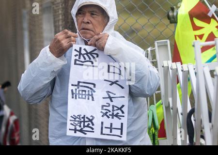 Der Anti-US-Base-Protestler wird am 9. Februar 2017 mit Plakaten bei einem Protest gegen den Bau des neuen US-Marinestützpunktes in Henoko, Nago, Präfektur Okinawa, Japan, gesehen. Die japanische Regierung hat am Montag mit den Offshore-Bauarbeiten zur Verlegung der US Marine Corps Air Station Futenma in Okinawa begonnen. (Foto von Richard Atrero de Guzman/NurPhoto) *** Bitte nutzen Sie die Gutschrift aus dem Kreditfeld *** Stockfoto