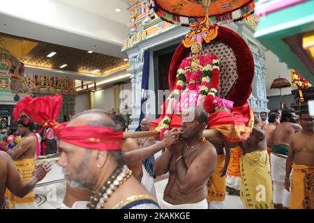 Tamilische Hindu-Anhänger tragen das Idol von Lord Ganesh während des Murugan Ther Festivals in einem tamilischen Hindu-Tempel in Ontario, Kanada, um den Tempel. (Foto by Creative Touch Imaging Ltd./NurPhoto) *** Bitte nutzen Sie die Gutschrift aus dem Kreditfeld *** Stockfoto