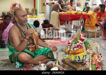 Tamilischer Hindu-Priester, der während des Murugan Ther Festivals in einem Hindu-Tempel in Ontario, Kanada, betet. (Foto by Creative Touch Imaging Ltd./NurPhoto) *** Bitte nutzen Sie die Gutschrift aus dem Kreditfeld *** Stockfoto