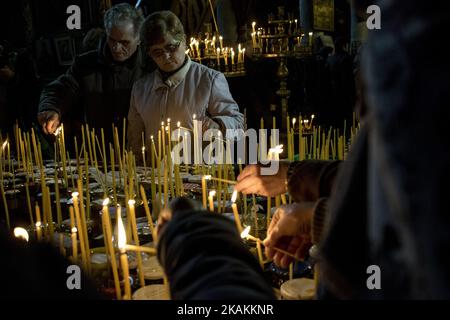 Am 10. Februar feiert die bulgarisch-orthodoxe Kirche den Tag des heiligen Märtyrers Haralambos, der auch als Schutzpatron aller Imker, Gärtner und Obstbauern verehrt wird. Die Gläubigen zünden Kerzen mit Honigkrügen während einer heiligen Messe für die „Heiligung des Honigs“ an der Kathedrale „Präsentation der seligen Jungfrau“ in der Stadt Blagoevgrad, Bulgarien. Der Honig wird geweiht und dann wird das ganze Brot mit ihm überzogen. Der Rest des Honigs wird als Heilmittel im Haus aufbewahrt. *** Bitte verwenden Sie Credit from Credit Field *** Stockfoto