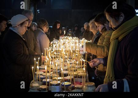 Am 10. Februar feiert die bulgarisch-orthodoxe Kirche den Tag des heiligen Märtyrers Haralambos, der auch als Schutzpatron aller Imker, Gärtner und Obstbauern verehrt wird. Die Gläubigen zünden Kerzen mit Honigkrügen während einer heiligen Messe für die „Heiligung des Honigs“ an der Kathedrale „Präsentation der seligen Jungfrau“ in der Stadt Blagoevgrad, Bulgarien. Der Honig wird geweiht und dann wird das ganze Brot mit ihm überzogen. Der Rest des Honigs wird als Heilmittel im Haus aufbewahrt. *** Bitte verwenden Sie Credit from Credit Field *** Stockfoto