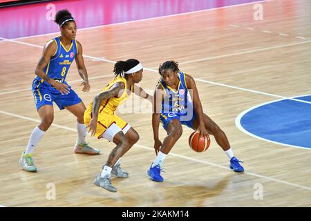 Orenburg, Russland - 31. Oktober 2019: Mädchen spielen Basketball Euroleague-Spiel zwischen BC «Nadezhda» (Orenburg) und BC «Castors Braine» (Belgien) Stockfoto