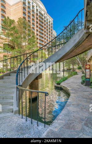 Pfad und Treppen, die zur Brücke über den Fluss hinauf führen, gehen in San Antonio. Malerische Landschaft des Kanals in der berühmten Touristendestination in Tex Stockfoto