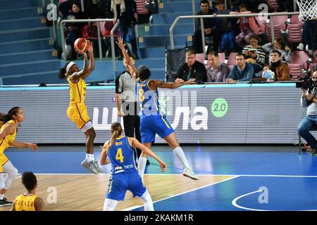 Orenburg, Russland - 31. Oktober 2019: Mädchen spielen Basketball Euroleague-Spiel zwischen BC «Nadezhda» (Orenburg) und BC «Castors Braine» (Belgien) Stockfoto