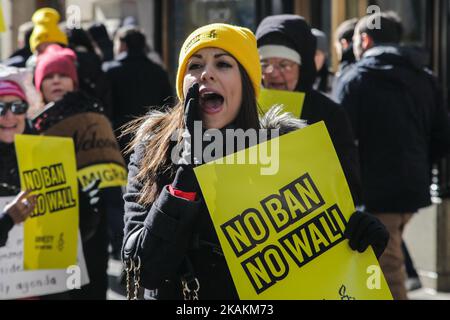 Amnesty-Aktivisten singen „No Ban No Wall“ vor dem Trump Tower in Manhattan, New York, USA, 10. Februar 2017. (Foto von Anik Rahman/NurPhoto) *** Bitte nutzen Sie die Gutschrift aus dem Kreditfeld *** Stockfoto