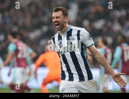 Gareth McAuley von West Bromwich Albion punktet seine Spielteilnehmer beim Ausgleich des Tores, um beim EPL - Premier League Spiel zwischen West Ham United und West Bromwich Albion am 11. Februar 2017 im London Stadium, Queen Elizabeth II Olympic Park, London, Großbritannien, den 2-2. Platz zu erreichen. (Foto von Kieran Galvin/NurPhoto) *** Bitte benutzen Sie die Gutschrift aus dem Kreditfeld *** Stockfoto