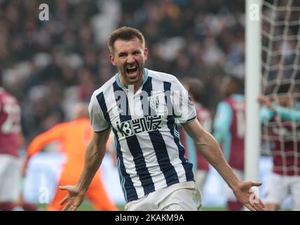 Gareth McAuley von West Bromwich Albion punktet seine Spielteilnehmer beim Ausgleich des Tores, um beim EPL - Premier League Spiel zwischen West Ham United und West Bromwich Albion am 11. Februar 2017 im London Stadium, Queen Elizabeth II Olympic Park, London, Großbritannien, den 2-2. Platz zu erreichen. (Foto von Kieran Galvin/NurPhoto) *** Bitte benutzen Sie die Gutschrift aus dem Kreditfeld *** Stockfoto