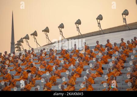 Buddhistische Mönche beten während einer jährlichen Zeremonie am 11. Februar 2017 im Wat Phra Dhammakaya Tempel im Norden von Bangkok, Thailand. Die Thailänder feiern das buddhistische Fest der Umkreisung im Uhrzeigersinn und der Makha pratipa-Laternen-Beleuchtungszeremonie im Dhammakaya-Tempel am „Makha Bucha Day“ während des dritten Mondmondes, bei dem sich rund 1250 Mönche versammelten, um vom Buddha ordiniert zu werden. (Foto von Guillaume Payen/NurPhoto) *** Bitte nutzen Sie die Gutschrift aus dem Kreditfeld *** Stockfoto