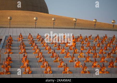 Buddhistische Mönche beten während einer jährlichen Zeremonie am 11. Februar 2017 im Wat Phra Dhammakaya Tempel im Norden von Bangkok, Thailand. Die Thailänder feiern das buddhistische Fest der Umkreisung im Uhrzeigersinn und der Makha pratipa-Laternen-Beleuchtungszeremonie im Dhammakaya-Tempel am „Makha Bucha Day“ während des dritten Mondmondes, bei dem sich rund 1250 Mönche versammelten, um vom Buddha ordiniert zu werden. (Foto von Guillaume Payen/NurPhoto) *** Bitte nutzen Sie die Gutschrift aus dem Kreditfeld *** Stockfoto