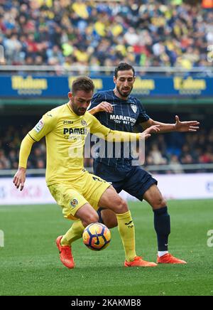 Adrian Lopez von Villarreal CF und Jose Rodriguez von Malaga CF während ihres La Liga-Spiels zwischen Villarreal CF und Malaga CF am 12. Februar 2017 im Estadio de la Ceramica in Vila-real, Spanien. (Foto von Maria Jose Segovia/NurPhoto) *** Bitte nutzen Sie die Gutschrift aus dem Kreditfeld *** Stockfoto