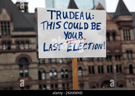 Die Kanadier protestieren am 11. Februar 2017 beim Nationalen Aktionstag zur Wahlreform in Toronto, Ontario, Kanada, gegen den kanadischen Premierminister Justin Trudeau und die liberale Regierung. Im ganzen Land fanden Proteste statt, nachdem Trudeau sein Wahlversprechen, die Wahlreform zu erreichen und das Post-System abzuschaffen, nicht eingehalten hatte. (Foto by Creative Touch Imaging Ltd./NurPhoto) *** Bitte nutzen Sie die Gutschrift aus dem Kreditfeld *** Stockfoto