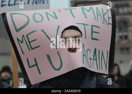 Die Kanadier protestieren am 11. Februar 2017 beim Nationalen Aktionstag zur Wahlreform in Toronto, Ontario, Kanada, gegen den kanadischen Premierminister Justin Trudeau und die liberale Regierung. Im ganzen Land fanden Proteste statt, nachdem Trudeau sein Wahlversprechen, die Wahlreform zu erreichen und das Post-System abzuschaffen, nicht eingehalten hatte. (Foto by Creative Touch Imaging Ltd./NurPhoto) *** Bitte nutzen Sie die Gutschrift aus dem Kreditfeld *** Stockfoto