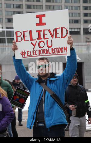 Die Kanadier protestieren am 11. Februar 2017 beim Nationalen Aktionstag zur Wahlreform in Toronto, Ontario, Kanada, gegen den kanadischen Premierminister Justin Trudeau und die liberale Regierung. Im ganzen Land fanden Proteste statt, nachdem Trudeau sein Wahlversprechen, die Wahlreform zu erreichen und das Post-System abzuschaffen, nicht eingehalten hatte. (Foto by Creative Touch Imaging Ltd./NurPhoto) *** Bitte nutzen Sie die Gutschrift aus dem Kreditfeld *** Stockfoto