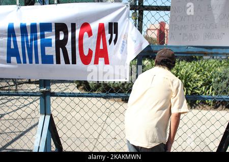 Demonstranten marschieren am 12. Februar 2017 zur Plaza Angel Independencia in Mexiko-Stadt, Mexiko. Die Demonstranten protestierten gegen die Politik von Präsident Donald Trump und Premierminister Enrique Pena Nieto aus Mexiko. (Foto von Emilio Espejel/NurPhoto) *** Bitte nutzen Sie die Gutschrift aus dem Kreditfeld *** Stockfoto