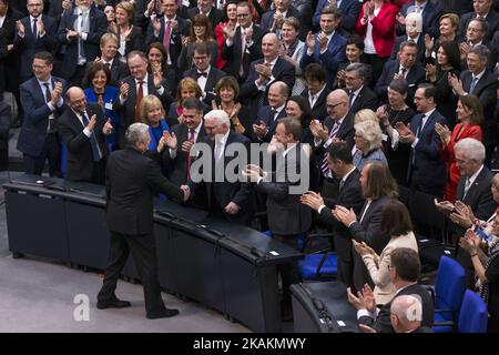 Der neue deutsche Präsident Frank-Walter Steinmeier (erste Reihe, 2R) wird von Bundespräsident Joachim Gauck nach seiner Wahl durch die Bundesversammlung 16. am 12. Februar 2017 im Bundestag in Berlin gratuliert. Steinmeier, 61, erhielt als offizieller Kandidat der Regierungsparteien CDU/CSU und SPD xyz von 1.260 Stimmen und wurde von der FDP und den Grünen unterstützt gegen den von der Linkspartei die Linke und Albrecht Glaser nominierten, von der rechtsextremen AfD nominierten Armutsforscher Christoph Butterwegge (Alternative für Deutschland). (Foto von Emmanuele Contini Stockfoto