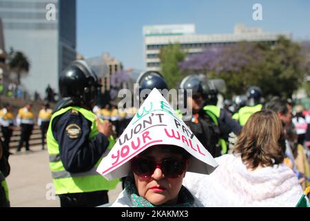 Demonstranten marschieren am 12. Februar 2017 zur Plaza Angel Independencia in Mexiko-Stadt, Mexiko. Die Demonstranten protestierten gegen die Politik von Präsident Donald Trump und Premierminister Enrique Pena Nieto aus Mexiko. (Foto von Emilio Espejel/NurPhoto) *** Bitte nutzen Sie die Gutschrift aus dem Kreditfeld *** Stockfoto