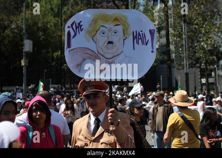 Demonstranten marschieren am 12. Februar 2017 zur Plaza Angel Independencia in Mexiko-Stadt, Mexiko. Die Demonstranten protestierten gegen die Politik von Präsident Donald Trump und Premierminister Enrique Pena Nieto aus Mexiko. (Foto von Emilio Espejel/NurPhoto) *** Bitte nutzen Sie die Gutschrift aus dem Kreditfeld *** Stockfoto