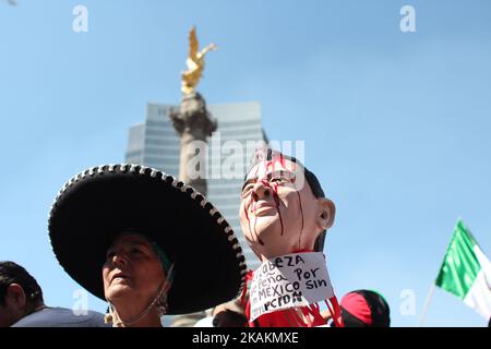 Demonstranten marschieren am 12. Februar 2017 zur Plaza Angel Independencia in Mexiko-Stadt, Mexiko. Die Demonstranten protestierten gegen die Politik von Präsident Donald Trump und Premierminister Enrique Pena Nieto aus Mexiko. (Foto von Emilio Espejel/NurPhoto) *** Bitte nutzen Sie die Gutschrift aus dem Kreditfeld *** Stockfoto