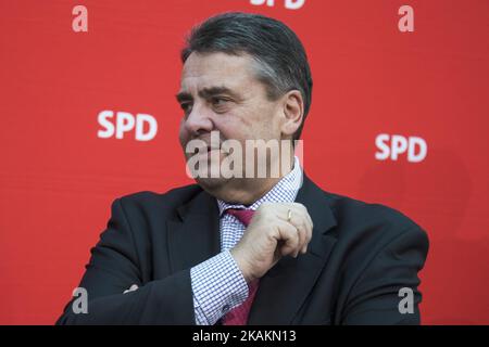 Der deutsche Außenminister Sigmar Gabriel ist vor einer Parteivorstandssitzung am 13. Februar 2017 in der SPD-Zentrale im Willy-Brandt-Haus in Berlin abgebildet. (Foto von Emmanuele Contini/NurPhoto) *** Bitte benutzen Sie die Gutschrift aus dem Kreditfeld *** Stockfoto