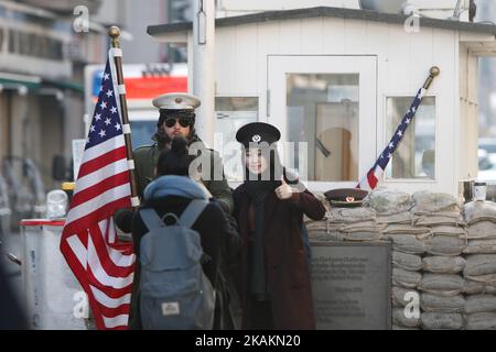 Touristen werden gesehen, wie sie ihre Fotos an einem kalten Morgen am 13. Februar 2017 am Checkpoint Charlie machen, wo früher die Grenze zwischen dem sowjetischen besetzten Osten und dem freien westlichen Teil der Stadt bestand. (Foto von Jaap Arriens/NurPhoto) *** Bitte benutzen Sie die Gutschrift aus dem Kreditfeld *** Stockfoto