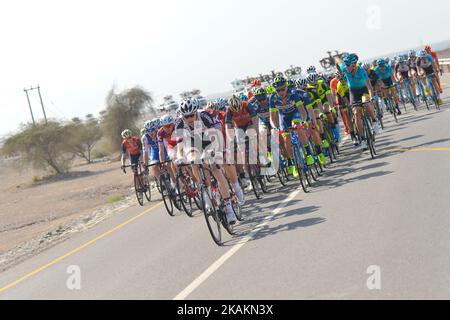 Ein Hauptfeld von Fahrern während der Eröffnungsphase, ein 176,5km von Al Sawadi Beach zu Naseem Park der Radtour 2017 von Oman. Am Dienstag, den 14. Februar 2017, in Maskat, Oman. Foto von Artur Widak *** Bitte nutzen Sie die Gutschrift aus dem Kreditfeld *** Stockfoto