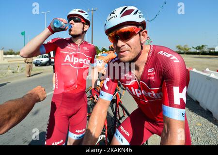 Michael MORKOV (links) und Alexander KRISTOFF (rechts) vom TEAM KATUSHA ALPECIN, im Bild an der Ziellinie der Eröffnungsetappe, einer 176,5km von Al Sawadi Beach zum Naseem Park, der Radtour durch den Oman 2017. Am Dienstag, den 14. Februar 2017, in Maskat, Oman. Foto von Artur Widak *** Bitte nutzen Sie die Gutschrift aus dem Kreditfeld *** Stockfoto