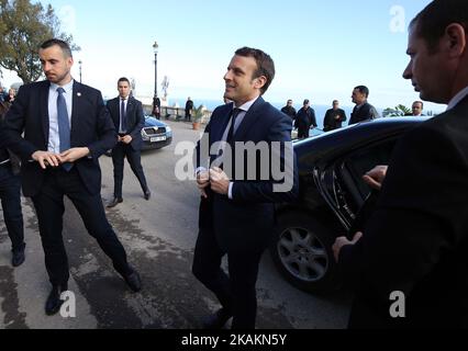 Emmanuel Macron, ehemaliger französischer Wirtschaftsminister, Kandidat für die Präsidentschaftswahl, traf sich am 14. Februar 2016 mit Ali haddad, den Leitern des Wirtschaftsforums (FCE), während seines Besuchs in Algier, Algerien. Macron beende seinen zweitägigen Besuch in Algerien. (Foto von Bilral Bensalem/NurPhoto) *** Bitte nutzen Sie die Gutschrift aus dem Kreditfeld *** Stockfoto