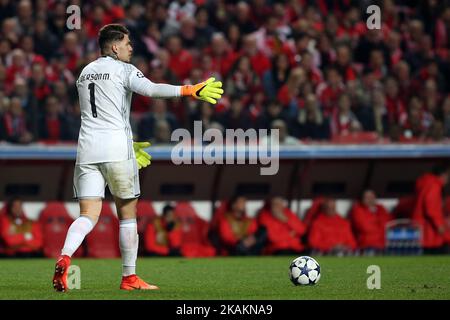 Benficas Torhüter Ederson Moraes ist am 14. Februar 2017 beim UEFA Champions League-Lauf 16 des Fußballspiels SL Benfica gegen Borussia Dortmund im Luz-Stadion in Lissabon, Portugal, mit Gesten unterwegs. (Foto von Pedro FiÃƒÂºza/NurPhoto) *** Bitte nutzen Sie die Gutschrift aus dem Kreditfeld *** Stockfoto