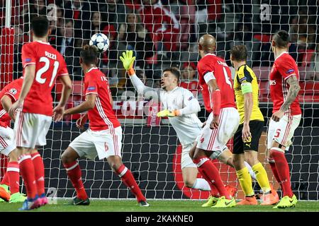 Benficas Torhüter Ederson Moraes macht sich am 14. Februar 2017 beim UEFA Champions League-Lauf 16 des ersten Fußballspiels SL Benfica gegen Borussia Dortmund im Luz-Stadion in Lissabon, Portugal, sicher. (Foto von Pedro FiÃƒÂºza/NurPhoto) *** Bitte nutzen Sie die Gutschrift aus dem Kreditfeld *** Stockfoto