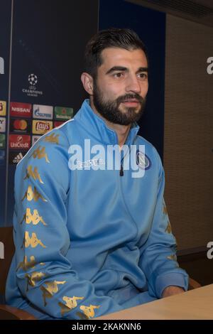 Napolis spanischer Verteidiger Raul Albiol spricht während einer Pressekonferenz im Santiago Bernabeu Stadion in Madrid am 14. Februar 2017, am Vorabend des UEFA Champions League Fußballspiels Real Madrid CF gegen SSC Napoli. (Foto von Oscar Gonzalez/NurPhoto) *** Bitte benutzen Sie die Gutschrift aus dem Kreditfeld *** Stockfoto