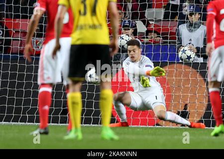 Benficas Torhüter Ederson Moraes sicherte sich am 14. Februar 2017 im Luz-Stadion in Lissabon, Portugal, einen Elfmeterschießen des Dortmunder Vorgängern Pierre-Emerick Aubameyang während des UEFA Champions League-Spiels 16 SL Benfica gegen Borussia Dortmund. (Foto von Pedro FiÃƒÂºza/NurPhoto) *** Bitte nutzen Sie die Gutschrift aus dem Kreditfeld *** Stockfoto