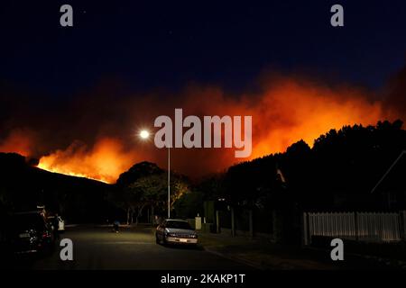 Wildes Feuer über den Port Hills im Worsleys-Gebiet in der Nähe von Christchurch, Neuseeland, Mittwoch, 15. Februar 2017. Bis zu 15 Hubschrauber und mehr als 100 Feuerwehrleute haben zwei massive Waldbrände bekämpft, die seit ihrem Ausbruch am Montagabend über 700 Hektar verbrannt haben. (Foto von Matias Delacroix/NurPhoto) *** Bitte nutzen Sie die Gutschrift aus dem Kreditfeld *** Stockfoto
