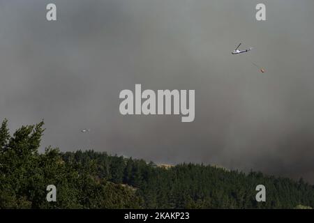 Am Mittwoch, den 15. Februar 2017, fahren Hubschrauber vorbei, während sie ein wildes Feuer im Worsleys-Gebiet in der Nähe von Christchurch, Neuseeland, bekämpfen. Bis zu 15 Hubschrauber und mehr als 100 Feuerwehrleute haben zwei massive Waldbrände bekämpft, die seit ihrem Ausbruch am Montagabend über 700 Hektar verbrannt haben. (Foto von Matias Delacroix/NurPhoto) *** Bitte nutzen Sie die Gutschrift aus dem Kreditfeld *** Stockfoto