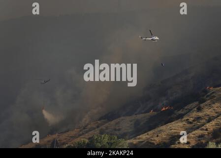 Ein Helikopter wirft Wasser bei einem wilden Feuer im Worsleys-Gebiet in der Nähe von Christchurch, Neuseeland, ab, Mittwoch, 15. Februar 2017. Bis zu 15 Hubschrauber und mehr als 100 Feuerwehrleute haben zwei massive Waldbrände bekämpft, die seit ihrem Ausbruch am Montagabend über 700 Hektar verbrannt haben. (Foto von Matias Delacroix/NurPhoto) *** Bitte nutzen Sie die Gutschrift aus dem Kreditfeld *** Stockfoto