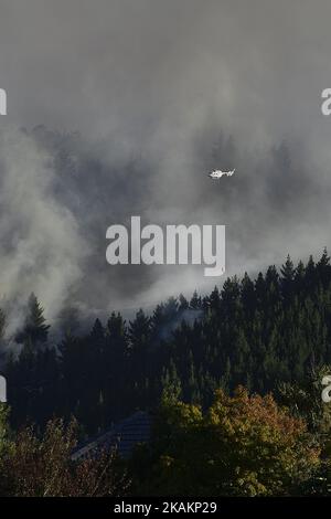 Am Mittwoch, den 15. Februar 2017, fliegen Hubschrauber vorbei, während sie ein wildes Feuer im Worsleys-Gebiet in der Nähe von Christchurch, Neuseeland, bekämpfen. Bis zu 15 Hubschrauber und mehr als 100 Feuerwehrleute haben zwei massive Waldbrände bekämpft, die seit ihrem Ausbruch am Montagabend über 700 Hektar verbrannt haben. (Foto von Matias Delacroix/NurPhoto) *** Bitte nutzen Sie die Gutschrift aus dem Kreditfeld *** Stockfoto