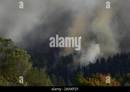 Am Mittwoch, den 15. Februar 2017, fliegen Hubschrauber vorbei, während sie ein wildes Feuer im Worsleys-Gebiet in der Nähe von Christchurch, Neuseeland, bekämpfen. Bis zu 15 Hubschrauber und mehr als 100 Feuerwehrleute haben zwei massive Waldbrände bekämpft, die seit ihrem Ausbruch am Montagabend über 700 Hektar verbrannt haben. (Foto von Matias Delacroix/NurPhoto) *** Bitte nutzen Sie die Gutschrift aus dem Kreditfeld *** Stockfoto