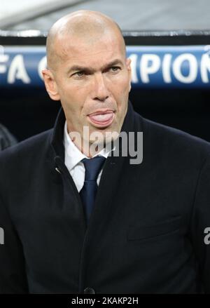 Real Madrids französischer Trainer Zinedine Zidane zeigt sich während der UEFA Champions League-Runde des 16 Fußballspiels Real Madrid CF gegen SSC Napoli im Santiago Bernabeu-Stadion in Madrid am 15. Februar 2017. (Foto von Raddad Jebarah/NurPhoto) *** Bitte nutzen Sie die Gutschrift aus dem Kreditfeld *** Stockfoto