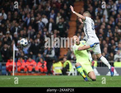 Real Madrids französischer Stürmer Karim Benzema (R) taucht während des UEFA Champions League-Spiels 16 Real Madrid CF gegen SSC Napoli am 15. Februar 2017 im Santiago Bernabeu-Stadion in Madrid über Napolis Torwart aus Spanien, Pepe Reina, ab. (Foto von Raddad Jebarah/NurPhoto) *** Bitte nutzen Sie die Gutschrift aus dem Kreditfeld *** Stockfoto