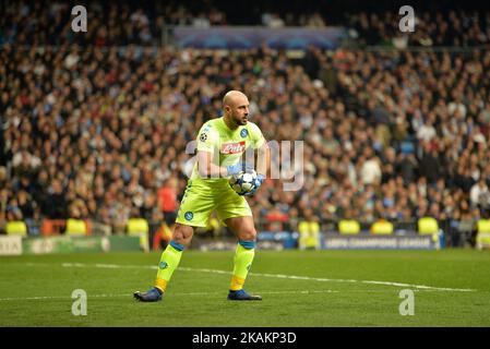 Napoli-Torwart Pepe Reina während des UEFA Champions League-Spiels von 16, das Real Madrid CF und SSC Napoli am 15. Februar 2017 im Estadio Santiago Bernabeu in Madrid, Spanien, mit der ersten Etappe des Spiels aufstellte. (Foto von Isa Saiz/NurPhoto) *** Bitte nutzen Sie die Gutschrift aus dem Kreditfeld *** Stockfoto