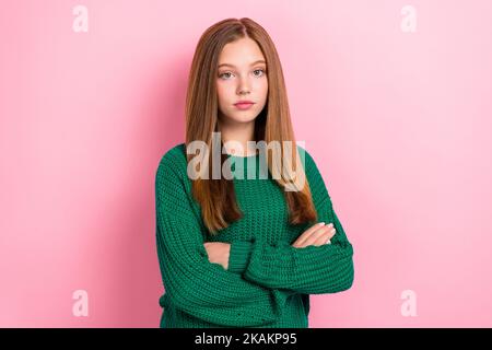 Foto von jungen erfolgreichen Arbeiter hübsche Frau braune Haare gekreuzte Arme ernsthafte ruhige Gesicht smart konzentriert isoliert auf pastellrosa Hintergrund Stockfoto