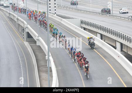 Ein Hauptfeld von Fahrern in Aktion während der vierten Etappe, ein 118km von Yiti (Al Sifah) zum Ministerium für Tourismus in Muscat, bei der Radtour 2017 von Oman. Am Freitag, 18. Februar 2017, in Maskat, Oman. Foto von Artur Widak *** Bitte nutzen Sie die Gutschrift aus dem Kreditfeld *** Stockfoto